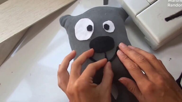 Creatividad en Tela: Manualidades de Juguetes de Costura