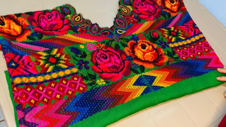 Creación de Diseños Bordados en Vestimenta Típica: Arte y Tradición